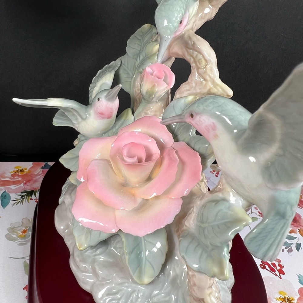 🛑SOLD🛑 Vintage Fluttering HUMMINGBIRDS Ceramic Music Box Plays "Close to you" - Picture 10 of 17